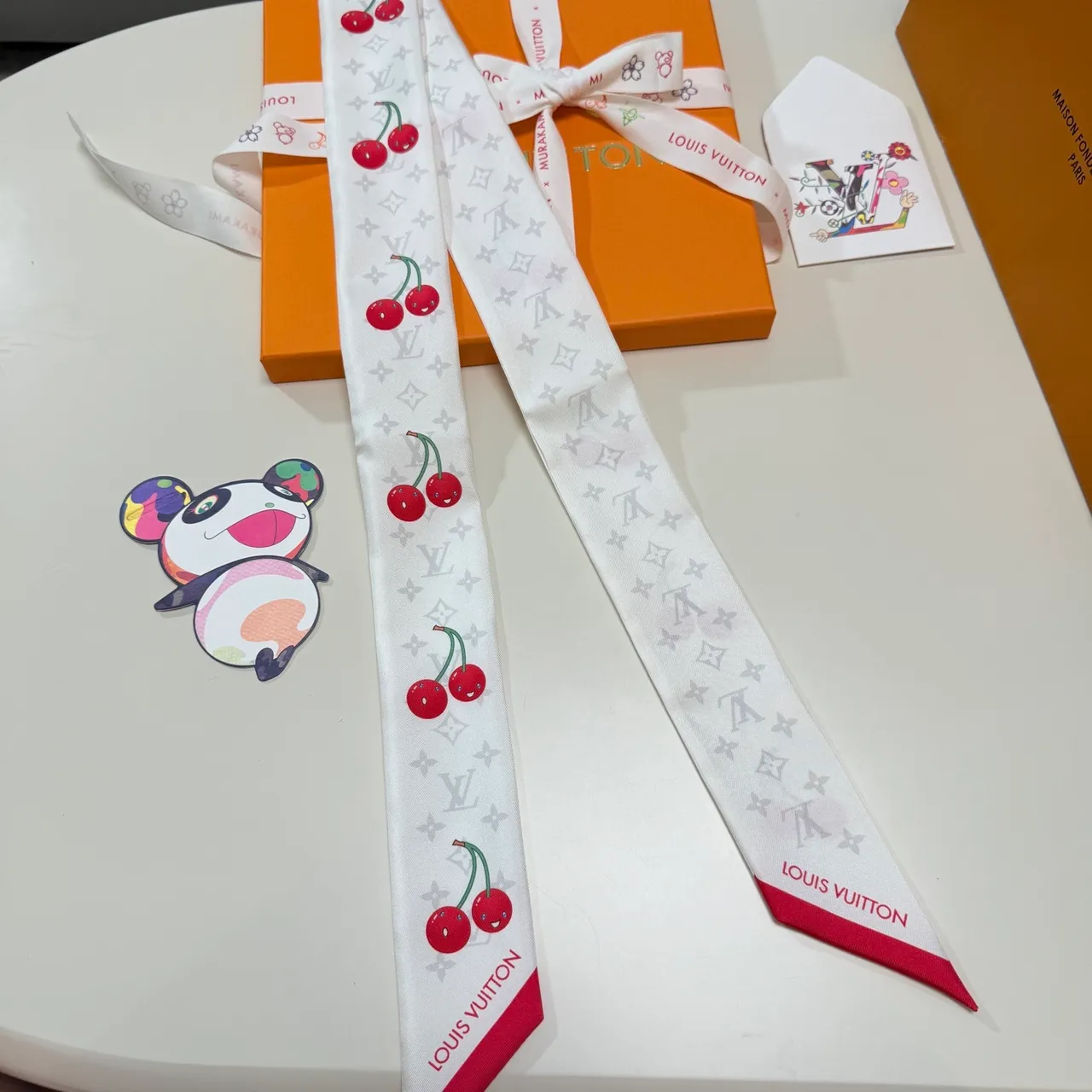 Louis Vuitton Pañuelo de cereza con Monogram Motivo azul y rojo en seda 8
