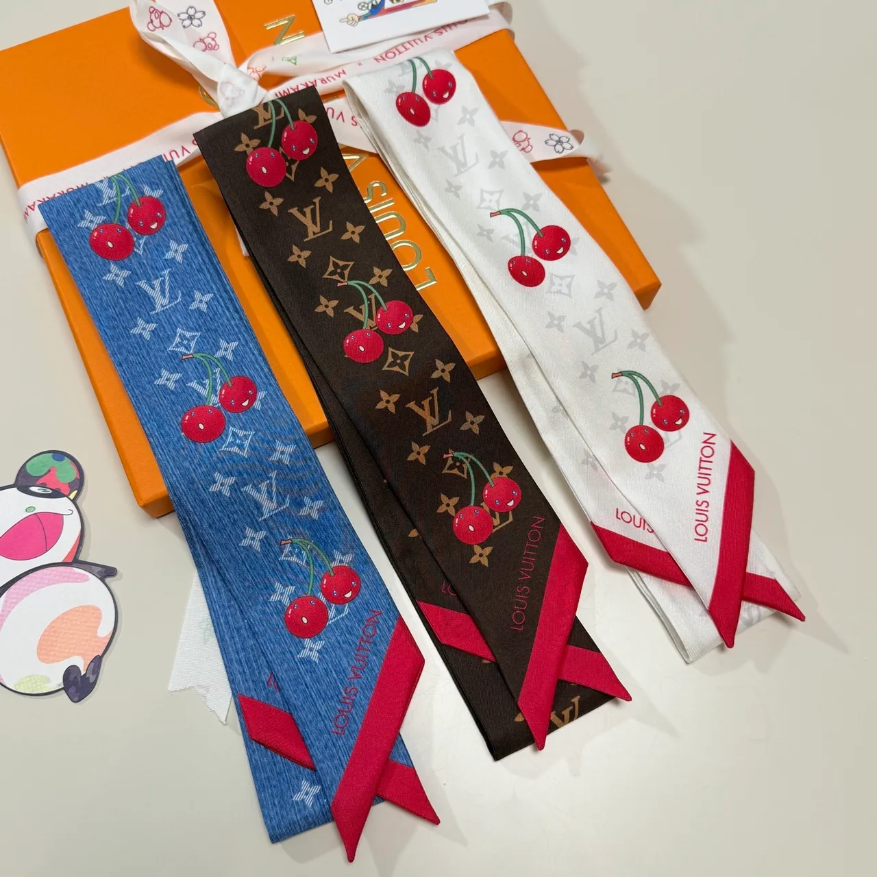 Louis Vuitton Pañuelo de cereza con Monogram Motivo azul y rojo en seda 9