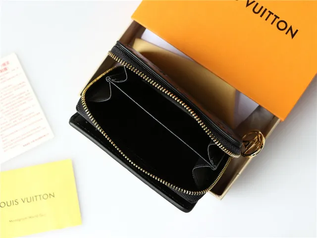 Portefeuille court Louis Vuitton en monogramme embossé beige 2