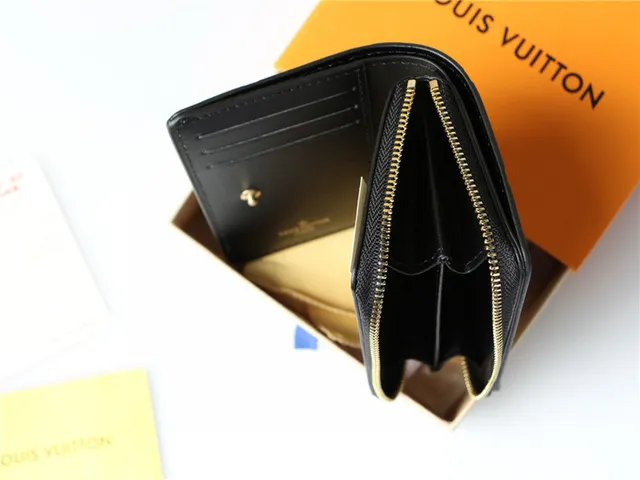 Portefeuille court Louis Vuitton en monogramme embossé beige 3