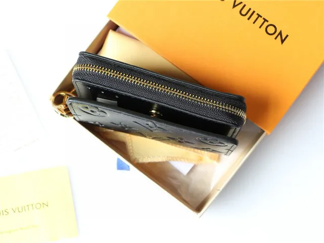 Portefeuille court Louis Vuitton en monogramme embossé beige 4