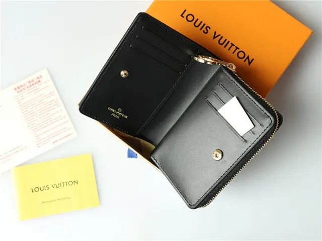 Portefeuille court Louis Vuitton en monogramme embossé beige 5