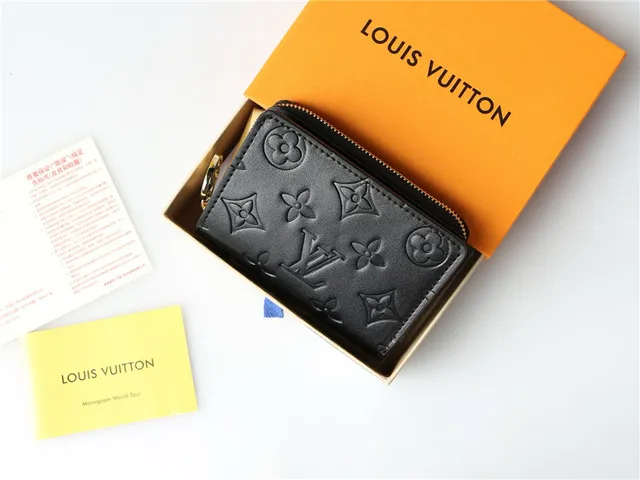 Portefeuille court Louis Vuitton en monogramme embossé beige 7