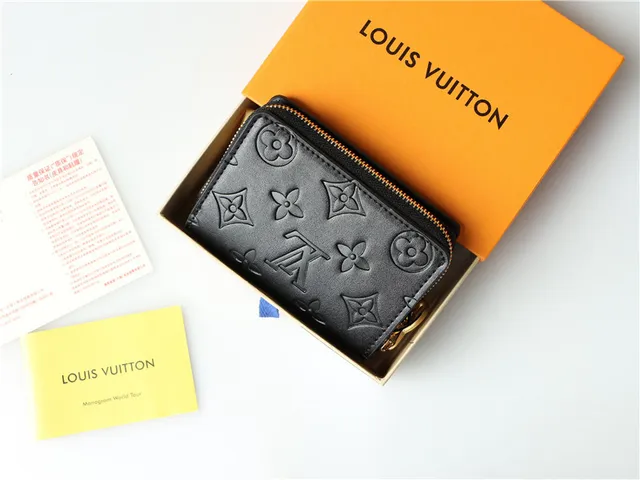 Portefeuille court Louis Vuitton en monogramme embossé beige 8
