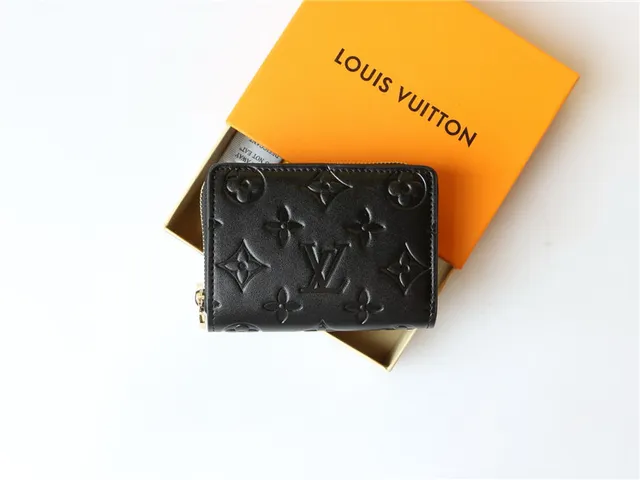 Portefeuille court Louis Vuitton en monogramme embossé beige 9