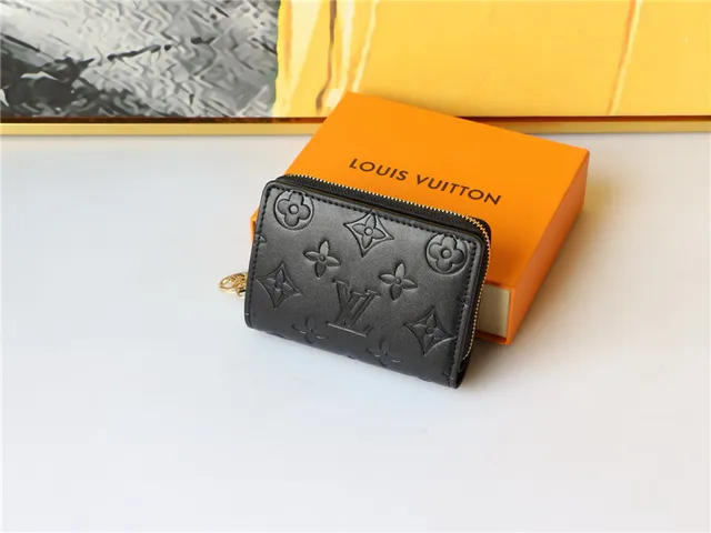 Portefeuille court Louis Vuitton en monogramme embossé beige 10