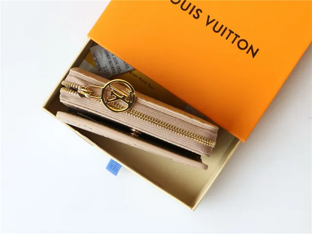 Portefeuille court Louis Vuitton en monogramme embossé beige 11
