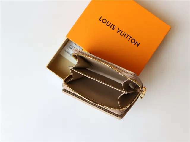 Portefeuille court Louis Vuitton en monogramme embossé beige 12