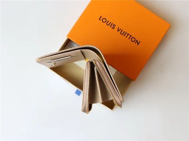 Portefeuille court Louis Vuitton en monogramme embossé beige 13