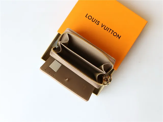 Portefeuille court Louis Vuitton en monogramme embossé beige 14