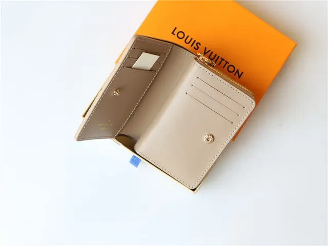 Portefeuille court Louis Vuitton en monogramme embossé beige 15