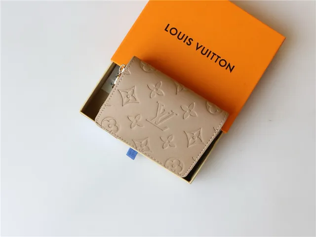 Portefeuille court Louis Vuitton en monogramme embossé beige 16
