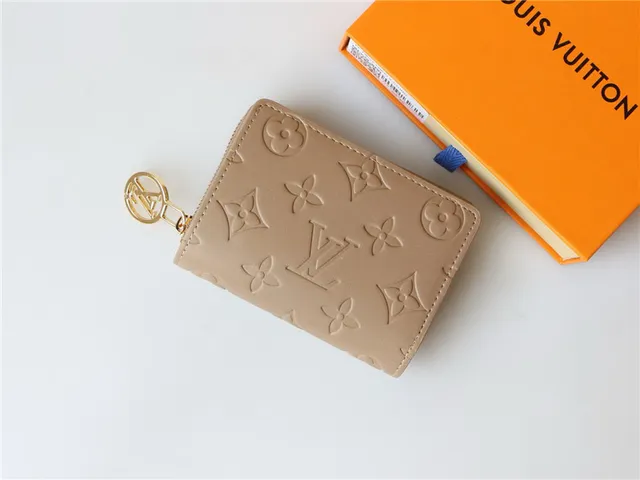 Portefeuille court Louis Vuitton en monogramme embossé beige 17