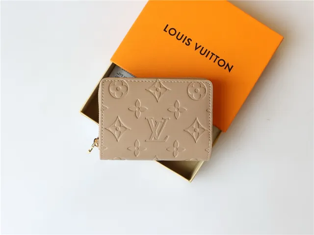 Portefeuille court Louis Vuitton en monogramme embossé beige 18
