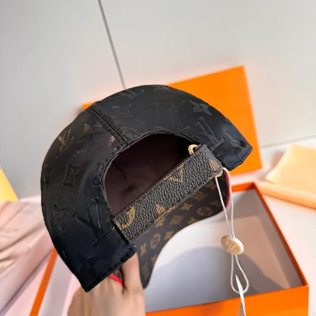 Louis Vuitton Gorra de béisbol de lona con monograma bordada con logo de script 3