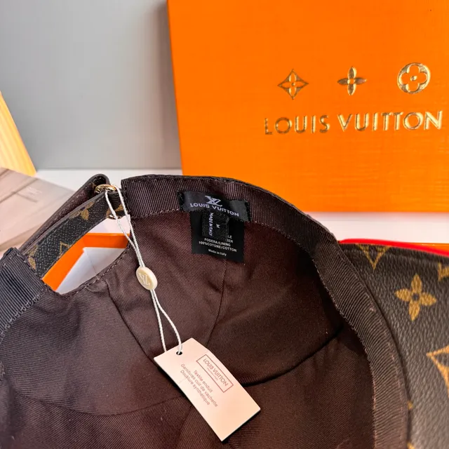 Louis Vuitton Gorra de béisbol de lona con monograma bordada con logo de script 4