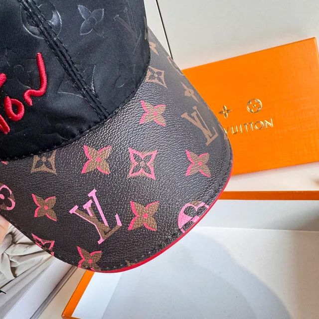 Louis Vuitton Gorra de béisbol de lona con monograma bordada con logo de script 6