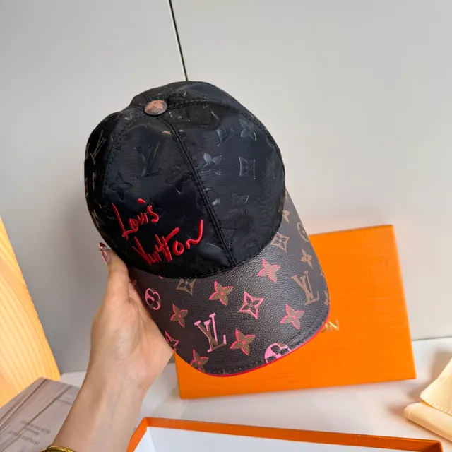 Louis Vuitton Gorra de béisbol de lona con monograma bordada con logo de script 8