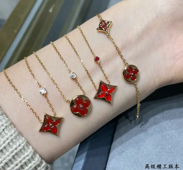 Louis Vuitton pulseira floral monograma charm corrente dourada vermelha esmaltada com motivos pulseira 2