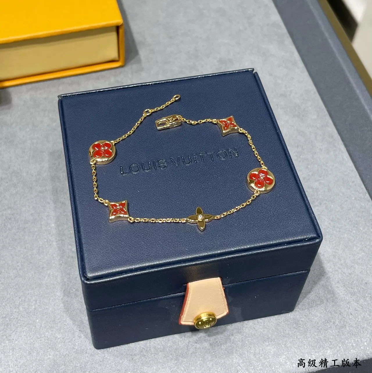 Louis Vuitton pulseira floral monograma charm corrente dourada vermelha esmaltada com motivos pulseira 3