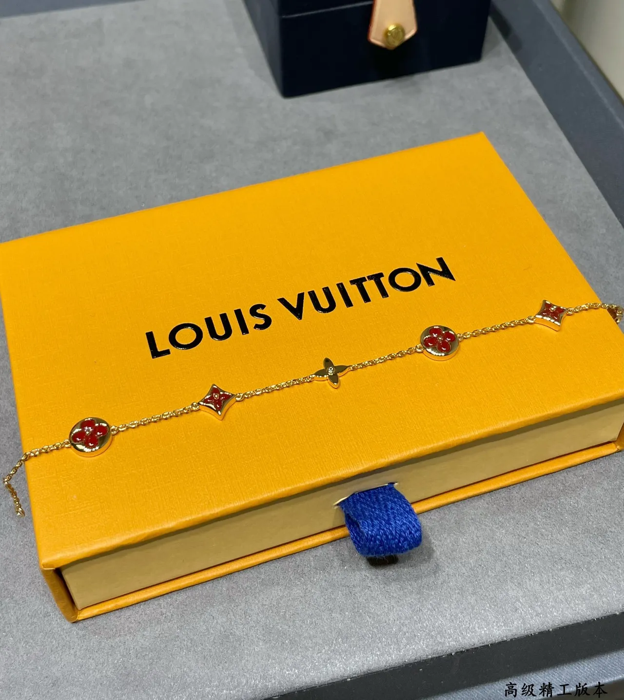 Louis Vuitton pulseira floral monograma charm corrente dourada vermelha esmaltada com motivos pulseira 4