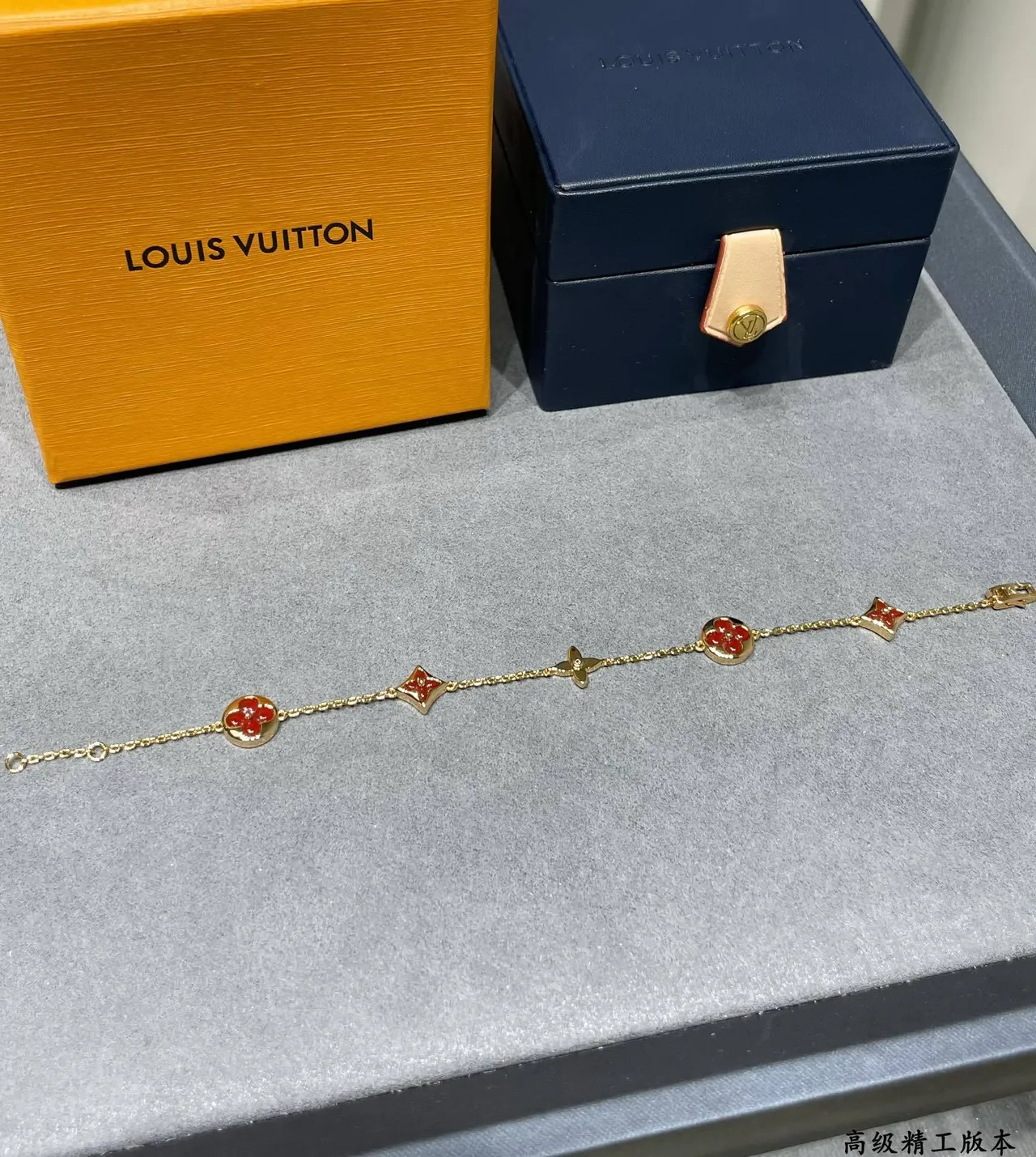 Louis Vuitton pulseira floral monograma charm corrente dourada vermelha esmaltada com motivos pulseira 5