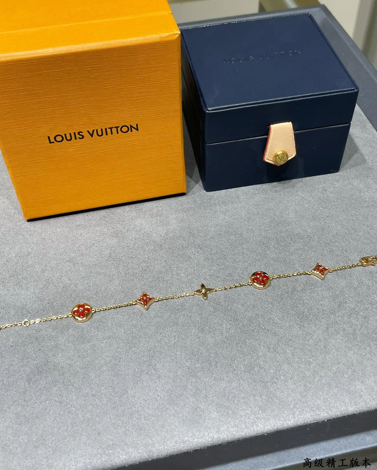 Louis Vuitton pulseira floral monograma charm corrente dourada vermelha esmaltada com motivos pulseira 7