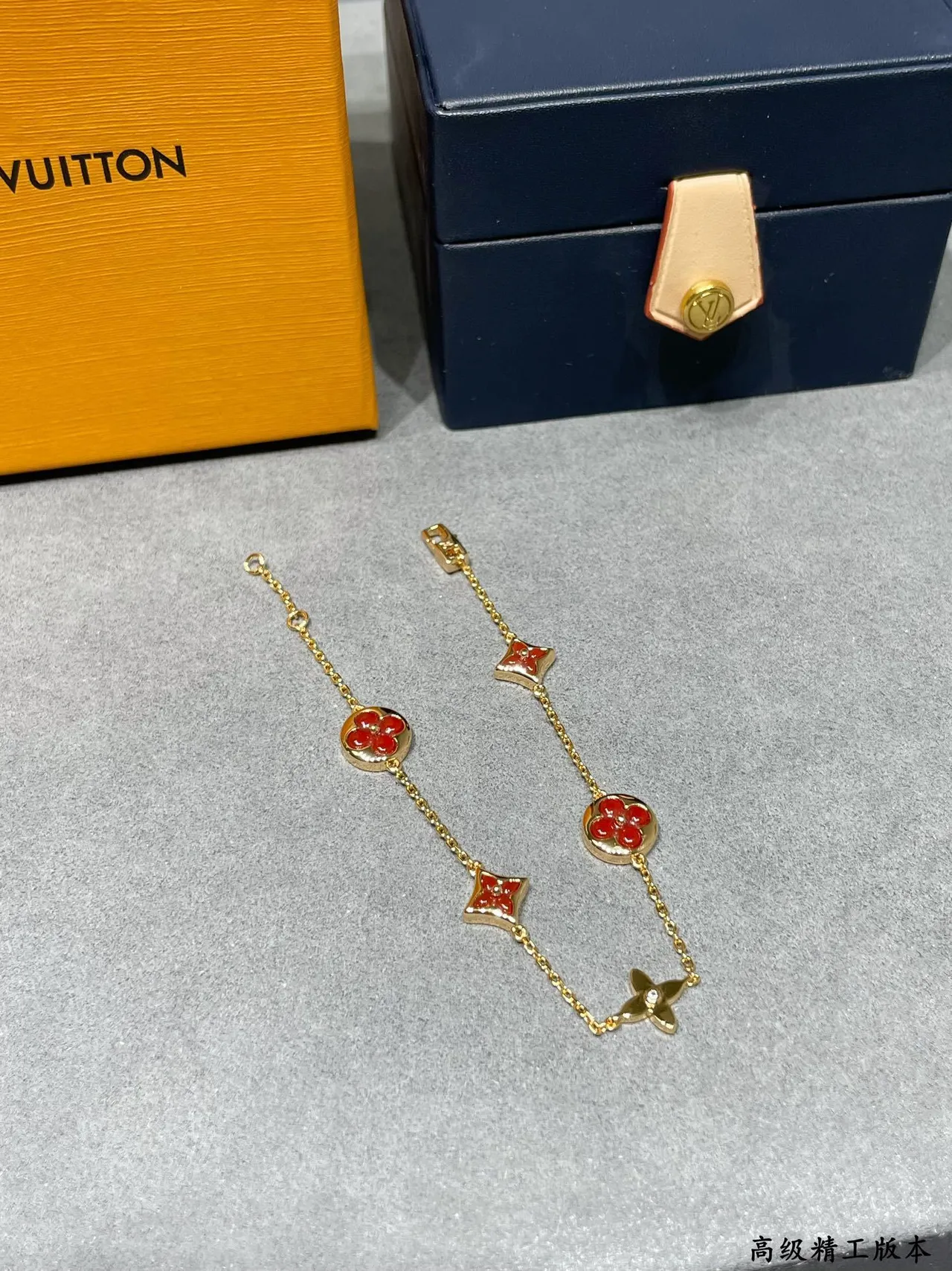Louis Vuitton pulseira floral monograma charm corrente dourada vermelha esmaltada com motivos pulseira 8