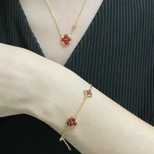 Louis Vuitton pulseira floral monograma charm corrente dourada vermelha esmaltada com motivos pulseira 9