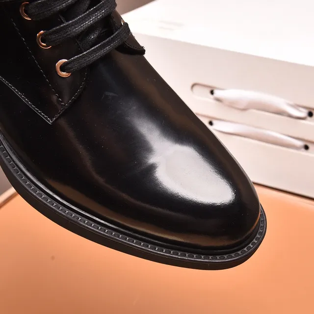 Louis Vuitton Botas de tobillo de charol negro con cordones y hebilla 3