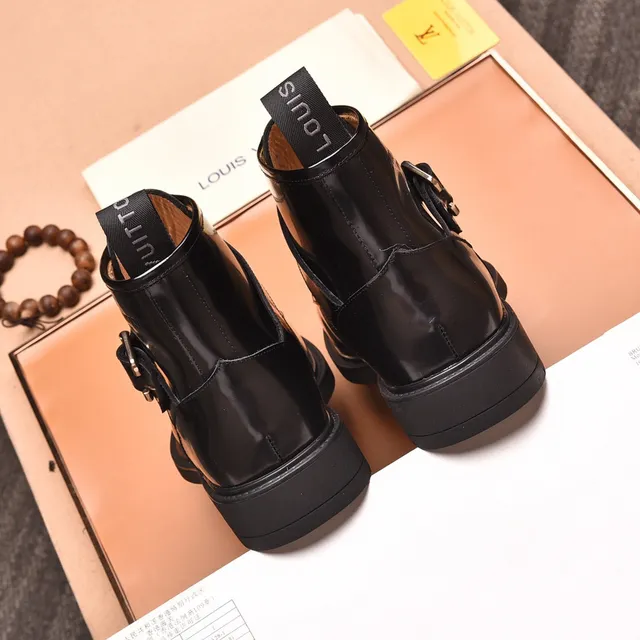 Louis Vuitton Botas de tobillo de charol negro con cordones y hebilla 4
