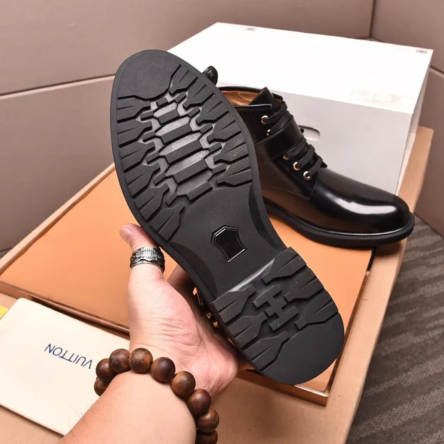 Louis Vuitton Botas de tobillo de charol negro con cordones y hebilla 5