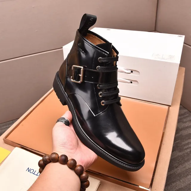 Louis Vuitton Botas de tobillo de charol negro con cordones y hebilla 6