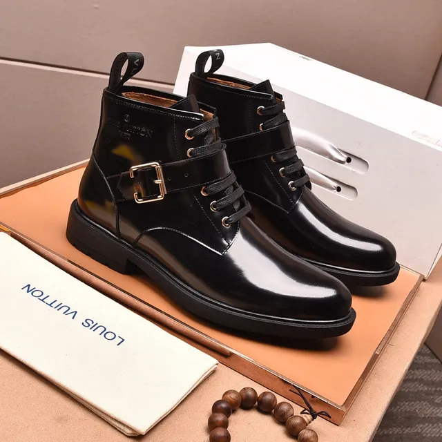 Louis Vuitton Botas de tobillo de charol negro con cordones y hebilla 8