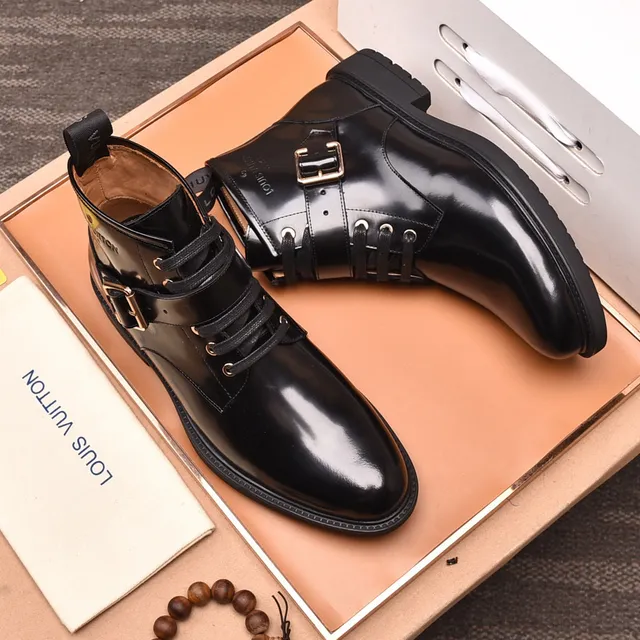 Louis Vuitton Botas de tobillo de charol negro con cordones y hebilla 9