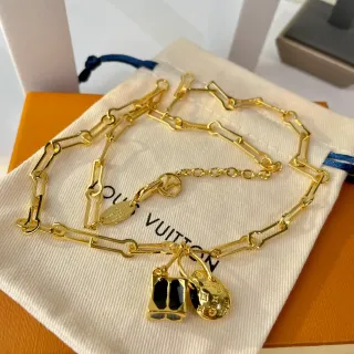 Louis Vuitton قلادة سلسلة ذات روابط مستطيلة ذهبية أسود مزدوجة تعليقات تعويذة