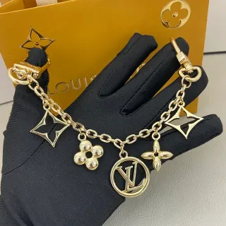 Louis Vuitton सلسلة ذهبية متعددة التعويذات