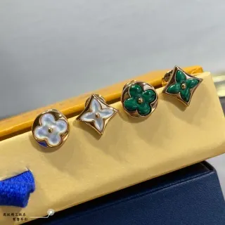 أقراط Louis Vuitton ذهبي أخضر نقش زهرة رباعية الورق خزف ولؤلؤ طبيعي