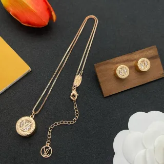 Colar Louis Vuitton com tom dourado e prata adornado com cristais