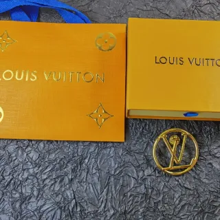 Louis Vuitton गोल्ड टोन मोनोग्राम लॉगो ब्रोच