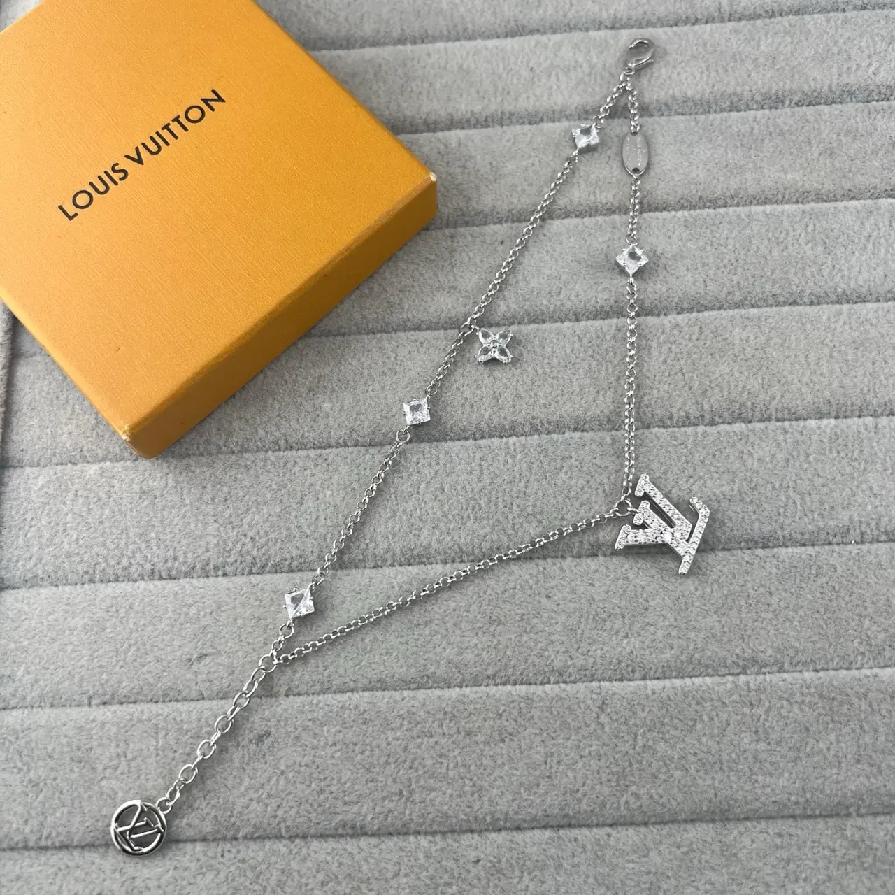 Louis Vuitton Monograma Iconico Dorado Plata Pavé-Crystal LV Colgante Estaciones en Forma de Diamante Collar 4