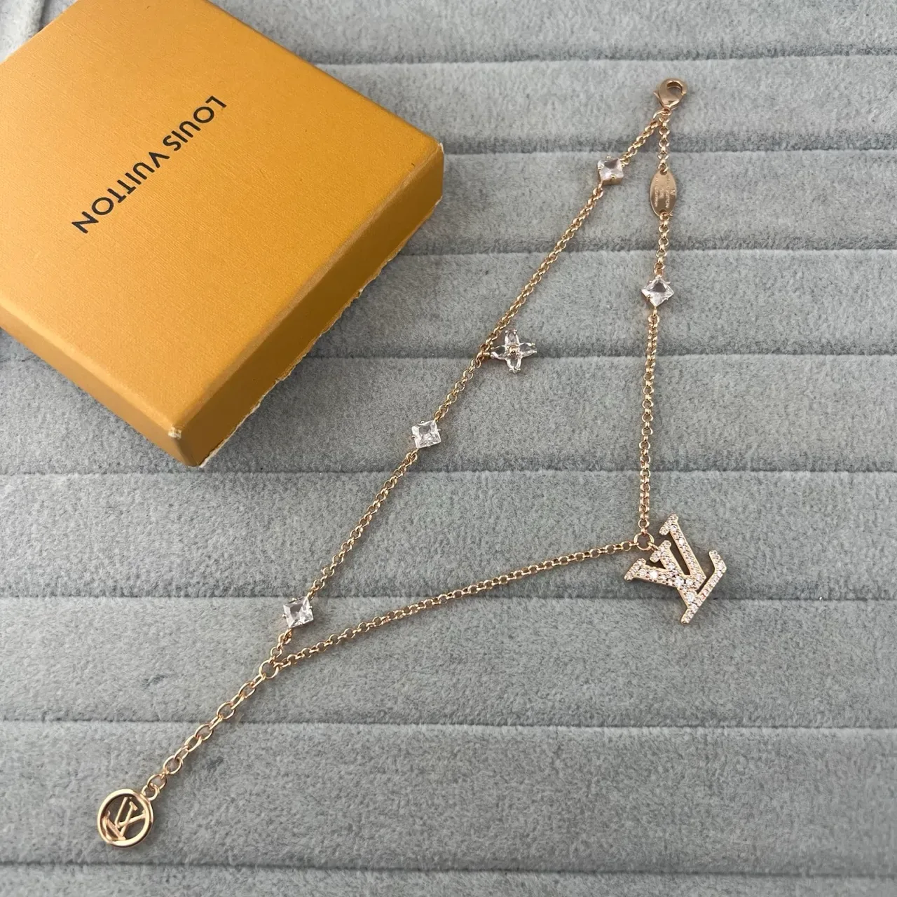 Louis Vuitton Monograma Iconico Dorado Plata Pavé-Crystal LV Colgante Estaciones en Forma de Diamante Collar 5