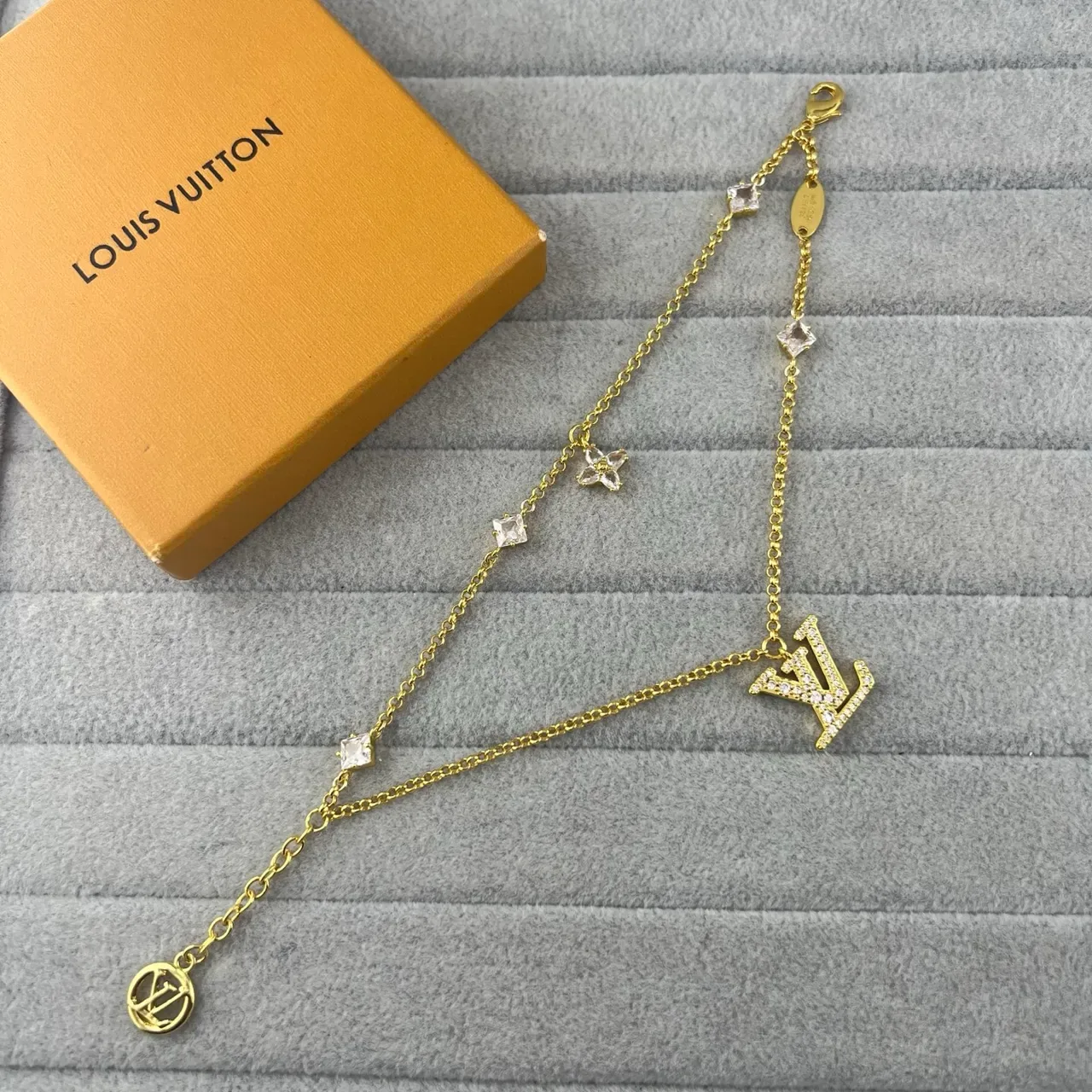 Louis Vuitton Monograma Iconico Dorado Plata Pavé-Crystal LV Colgante Estaciones en Forma de Diamante Collar 6