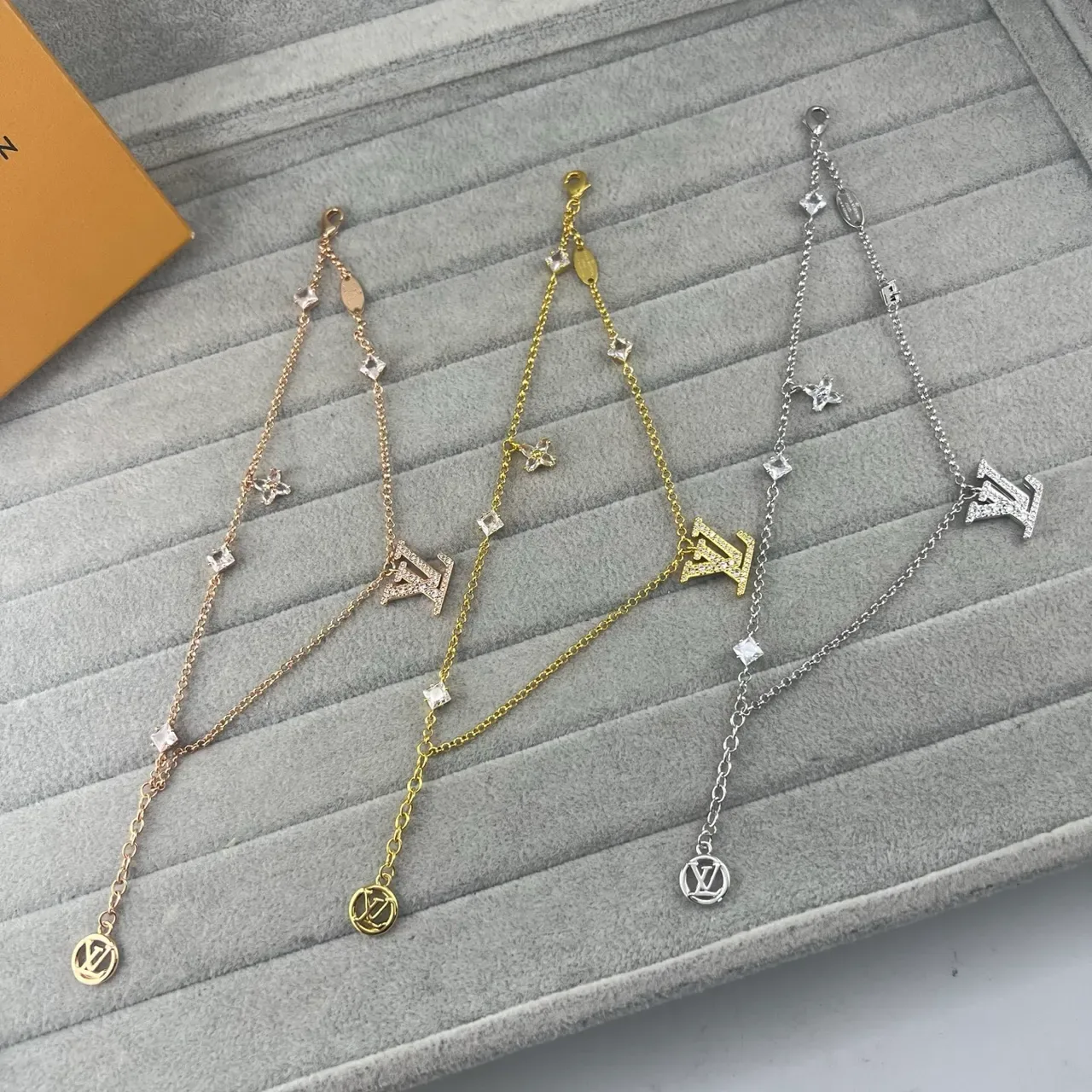 Louis Vuitton Monograma Iconico Dorado Plata Pavé-Crystal LV Colgante Estaciones en Forma de Diamante Collar 7