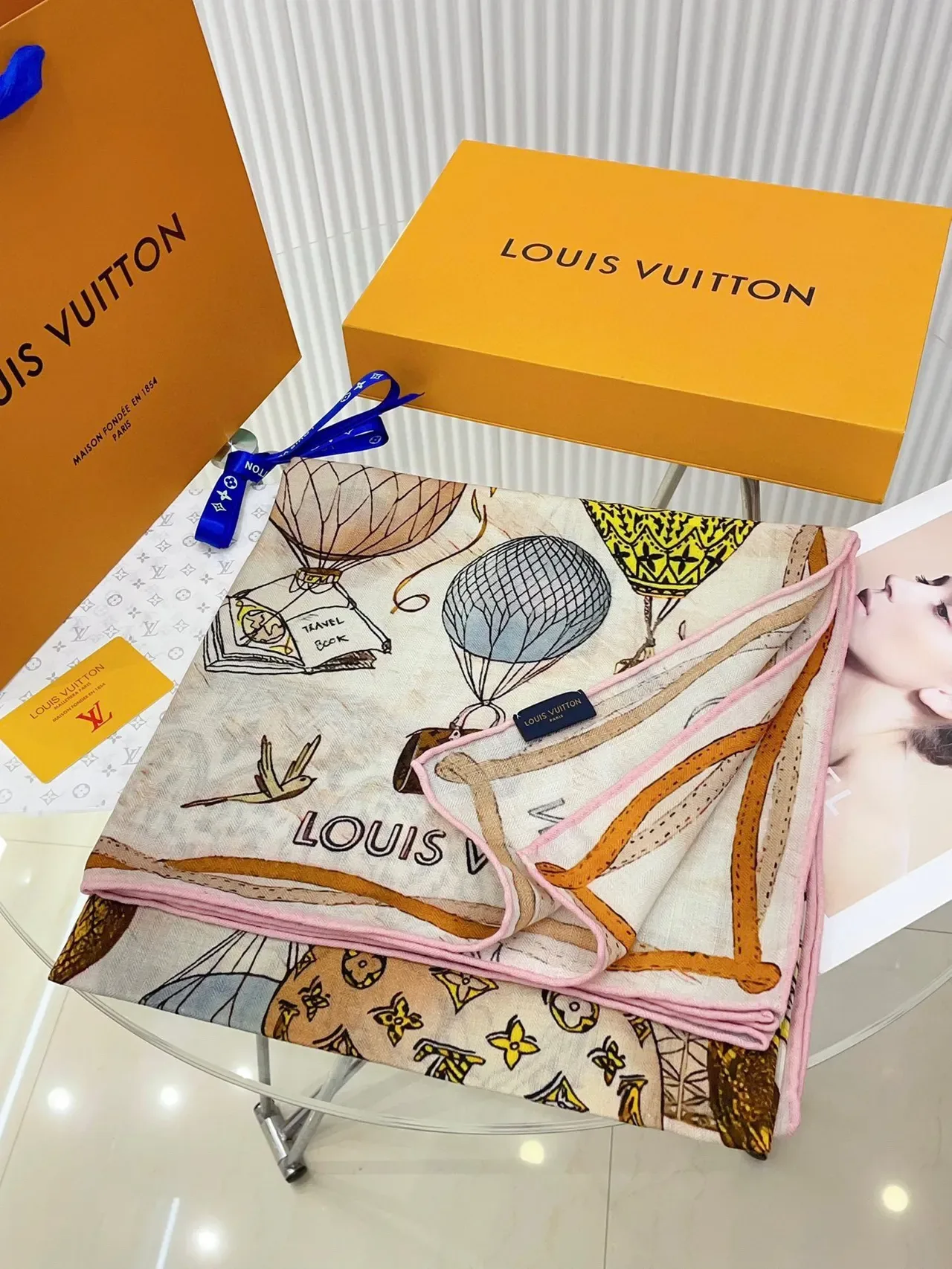 Louis Vuitton Cachecol de Seda com Impressão Ilustrada 5
