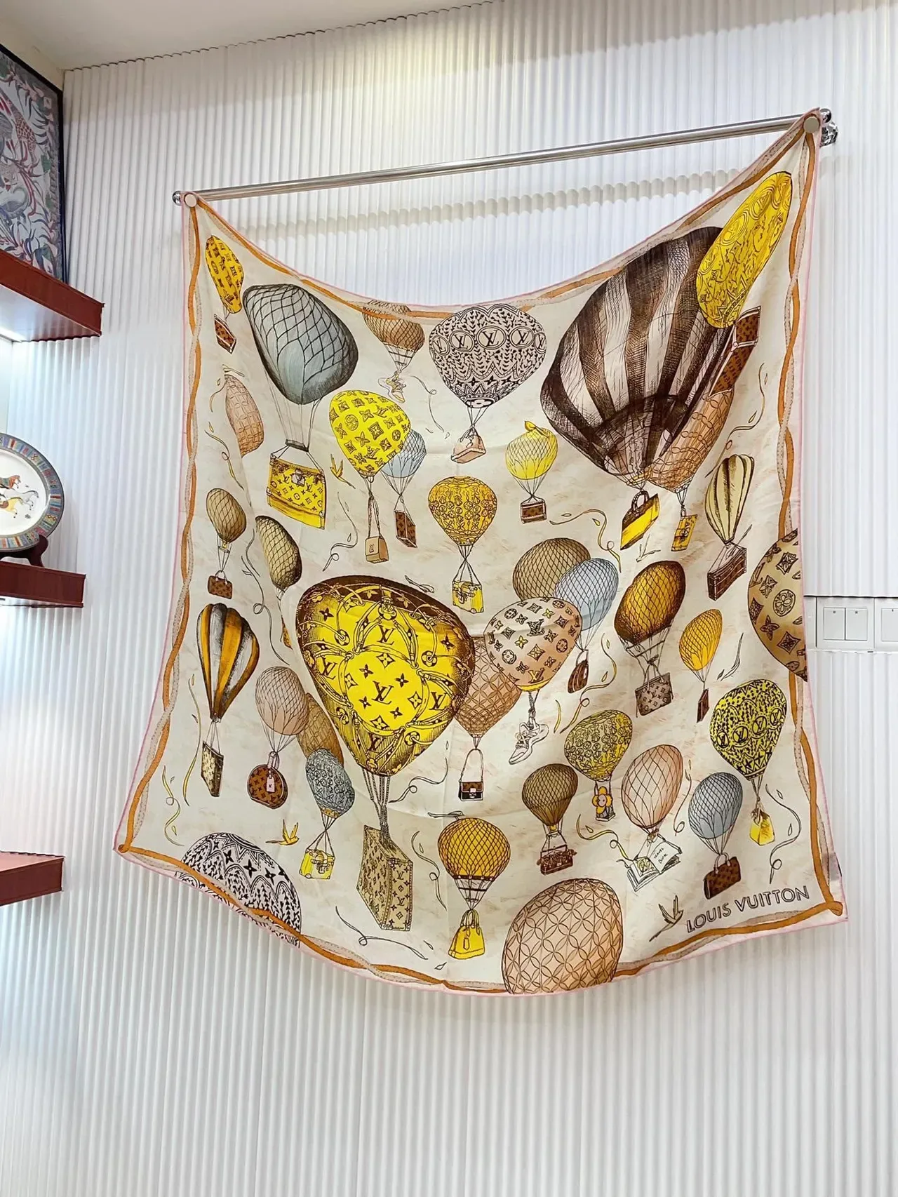 Louis Vuitton Cachecol de Seda com Impressão Ilustrada 6