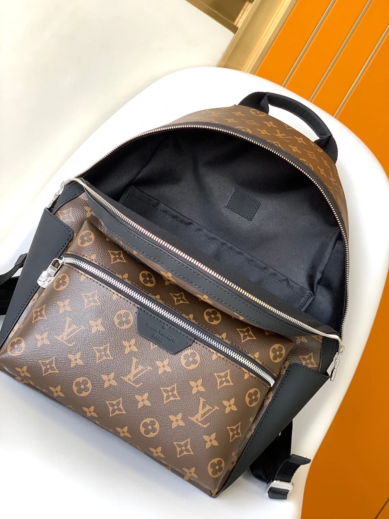 Louis Vuitton Keepall-Style Backpack Marron et Noir Monogram Canvas Sac à dos Casual 6