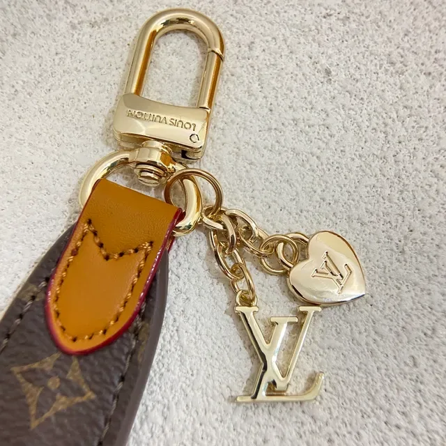 Louis Vuitton Alça de Chave Marrom Bege Monograma Lona Acento Couro Tan Bolsa Cruzada 2