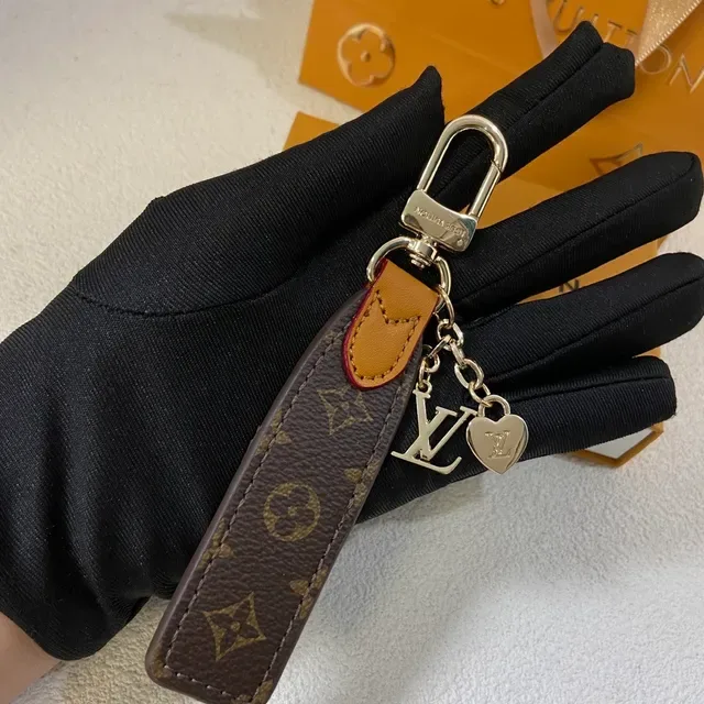 Louis Vuitton Alça de Chave Marrom Bege Monograma Lona Acento Couro Tan Bolsa Cruzada 3