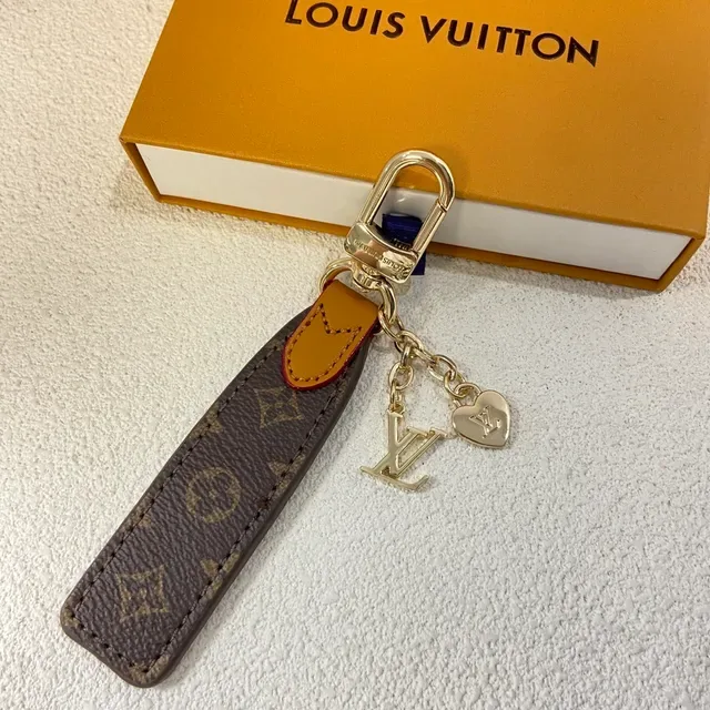 Louis Vuitton Alça de Chave Marrom Bege Monograma Lona Acento Couro Tan Bolsa Cruzada 4